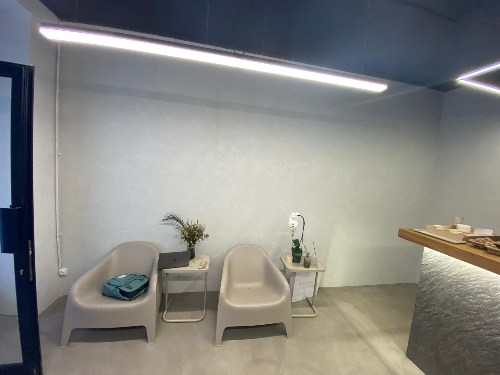 Coin salon, enduit décoratif et plafond bleu nuit