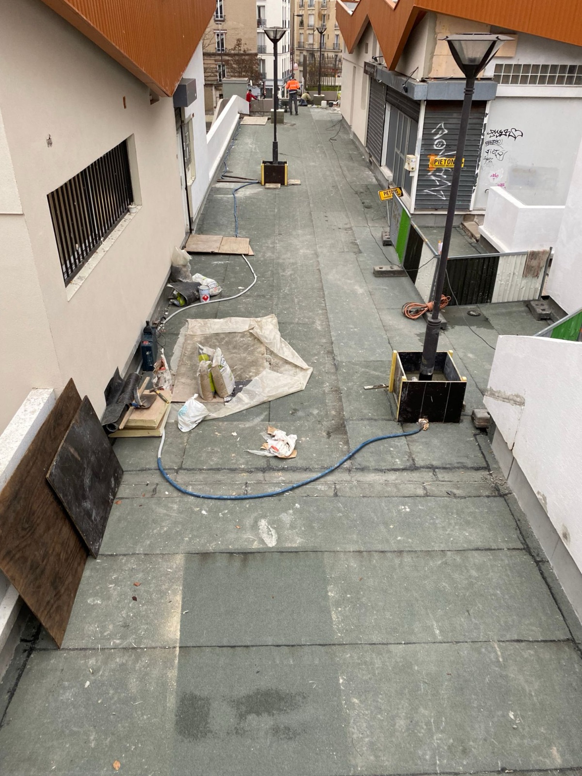 Allée avant travaux, étanchéité mise à nu