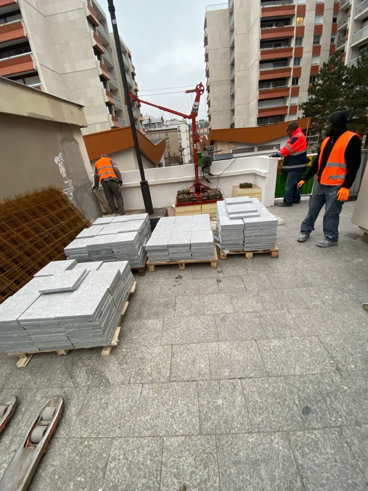 Livraison des palettes de dalles par grue de chantier