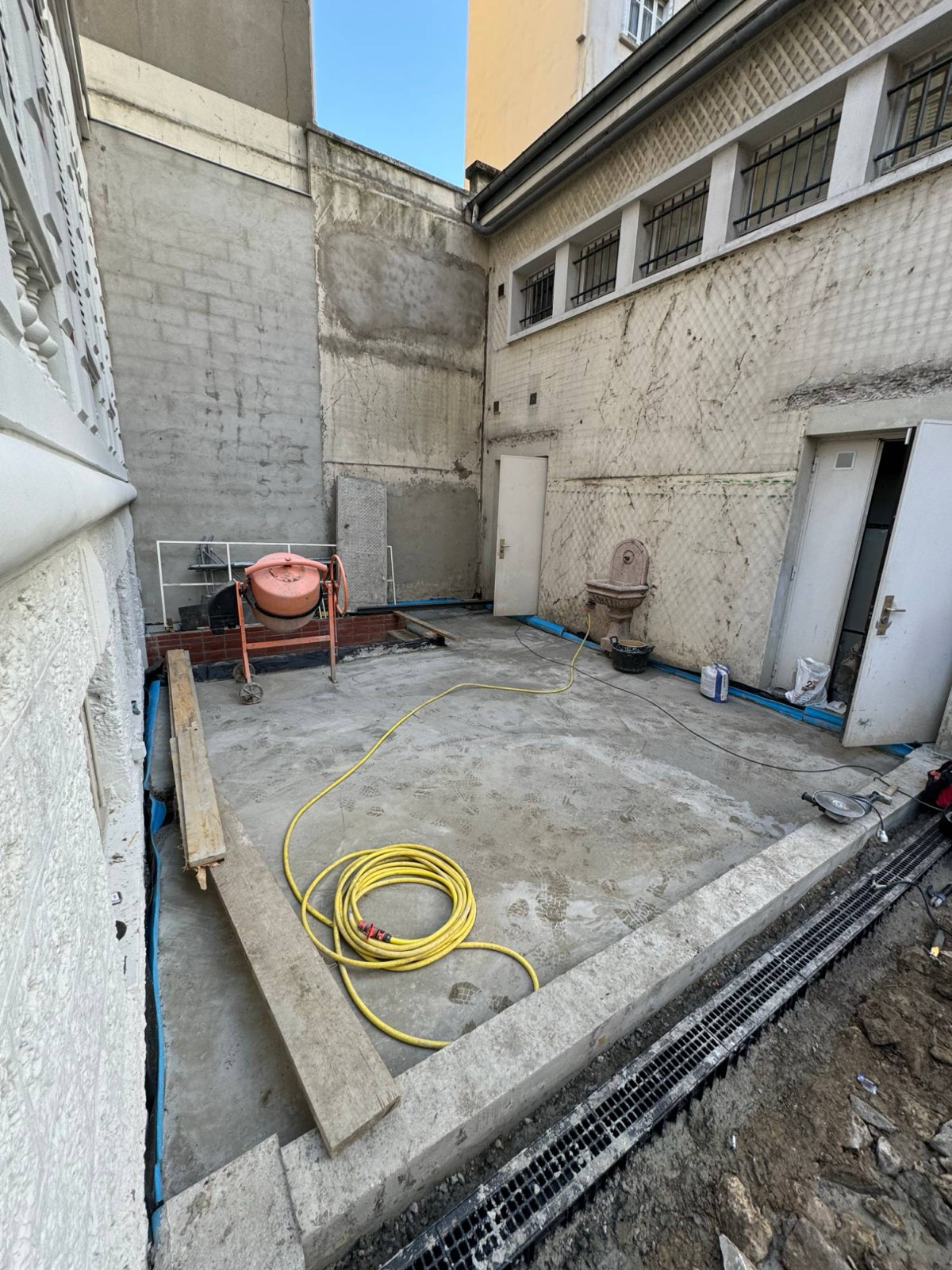 Bétonnière et étanchéité en cours de pose