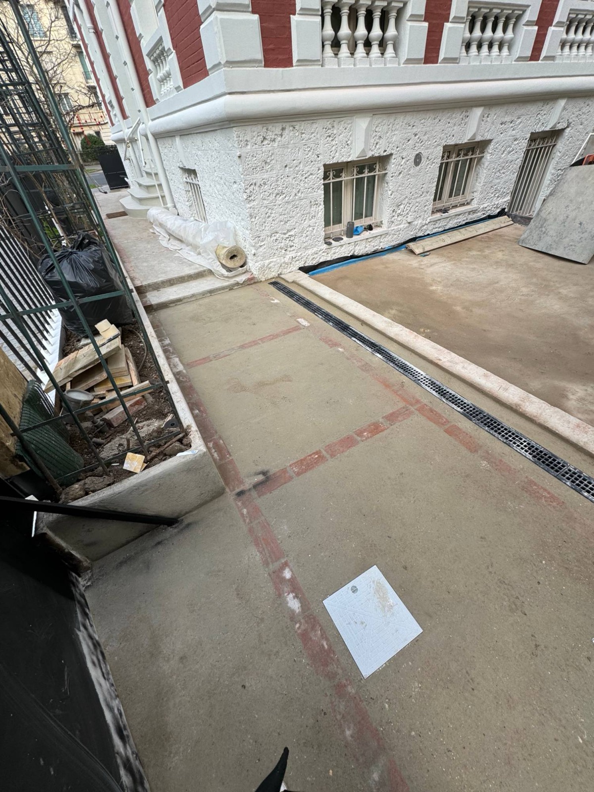 Dalle en béton coulée avec bordure de brique