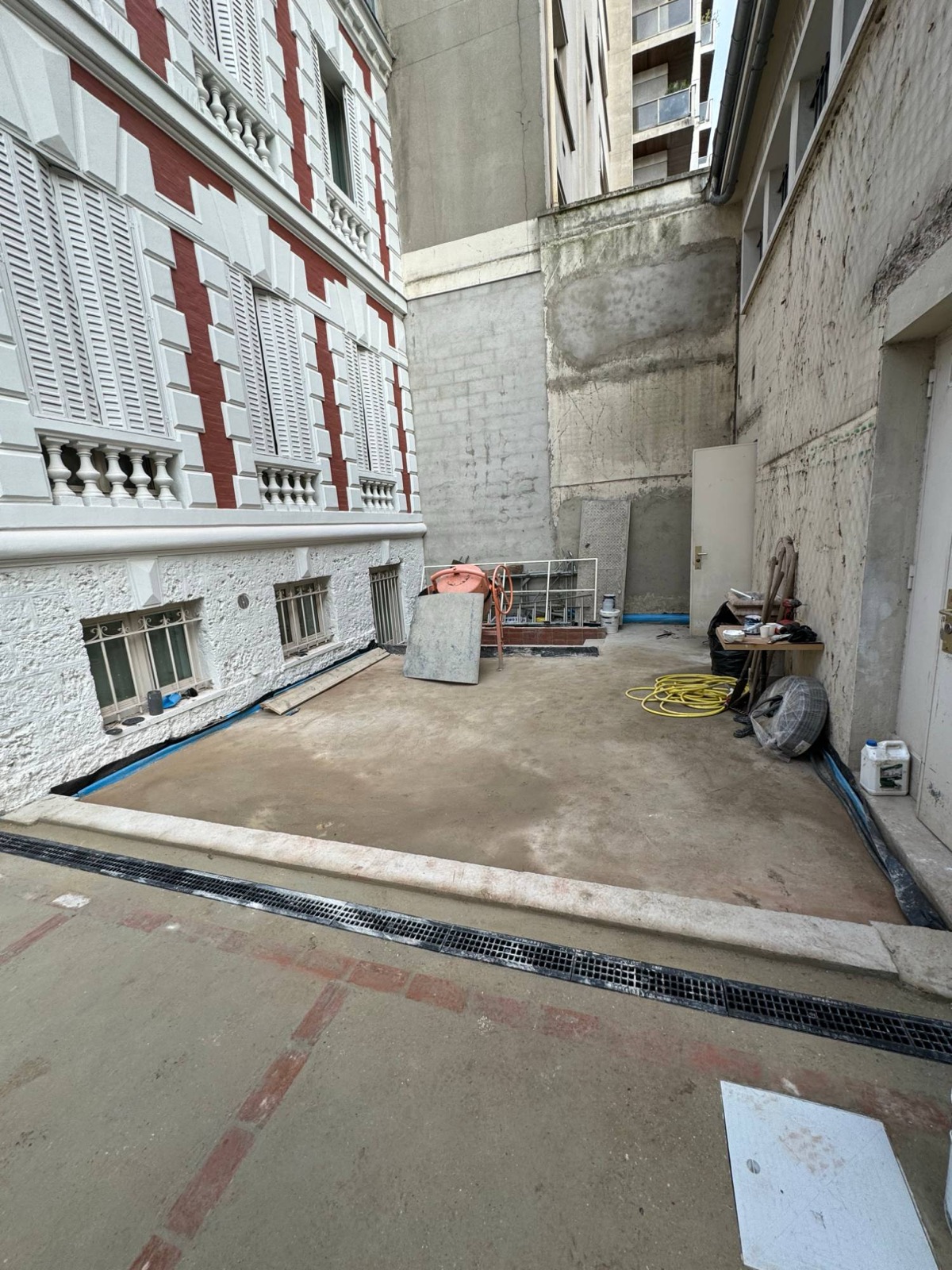 Rouleau d’étanchéité et caniveau de drainage installés