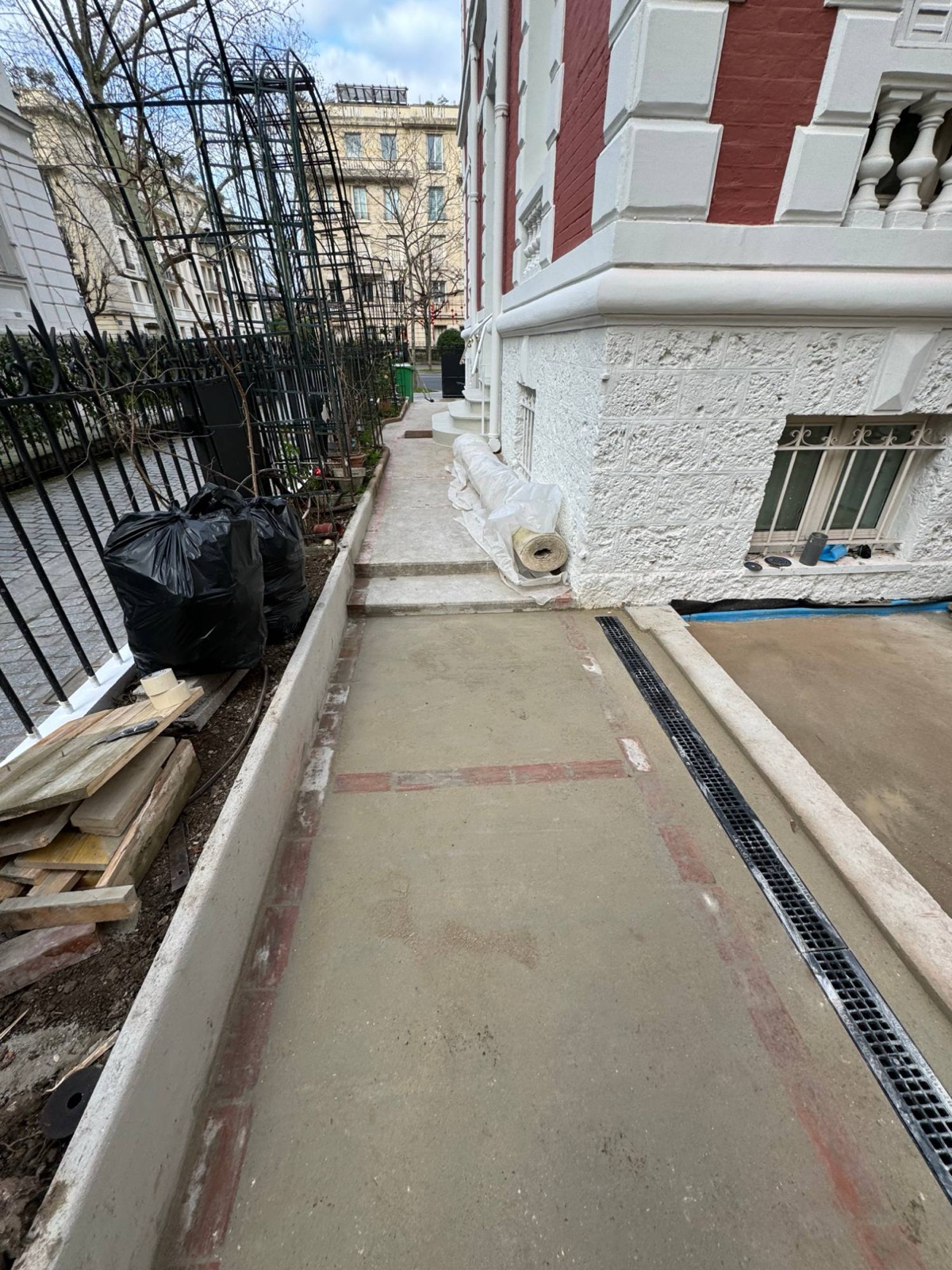 Caniveau de drainage et bordure de brique posés