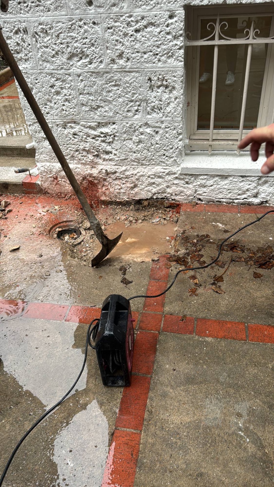 Piquage du béton au pied de la façade