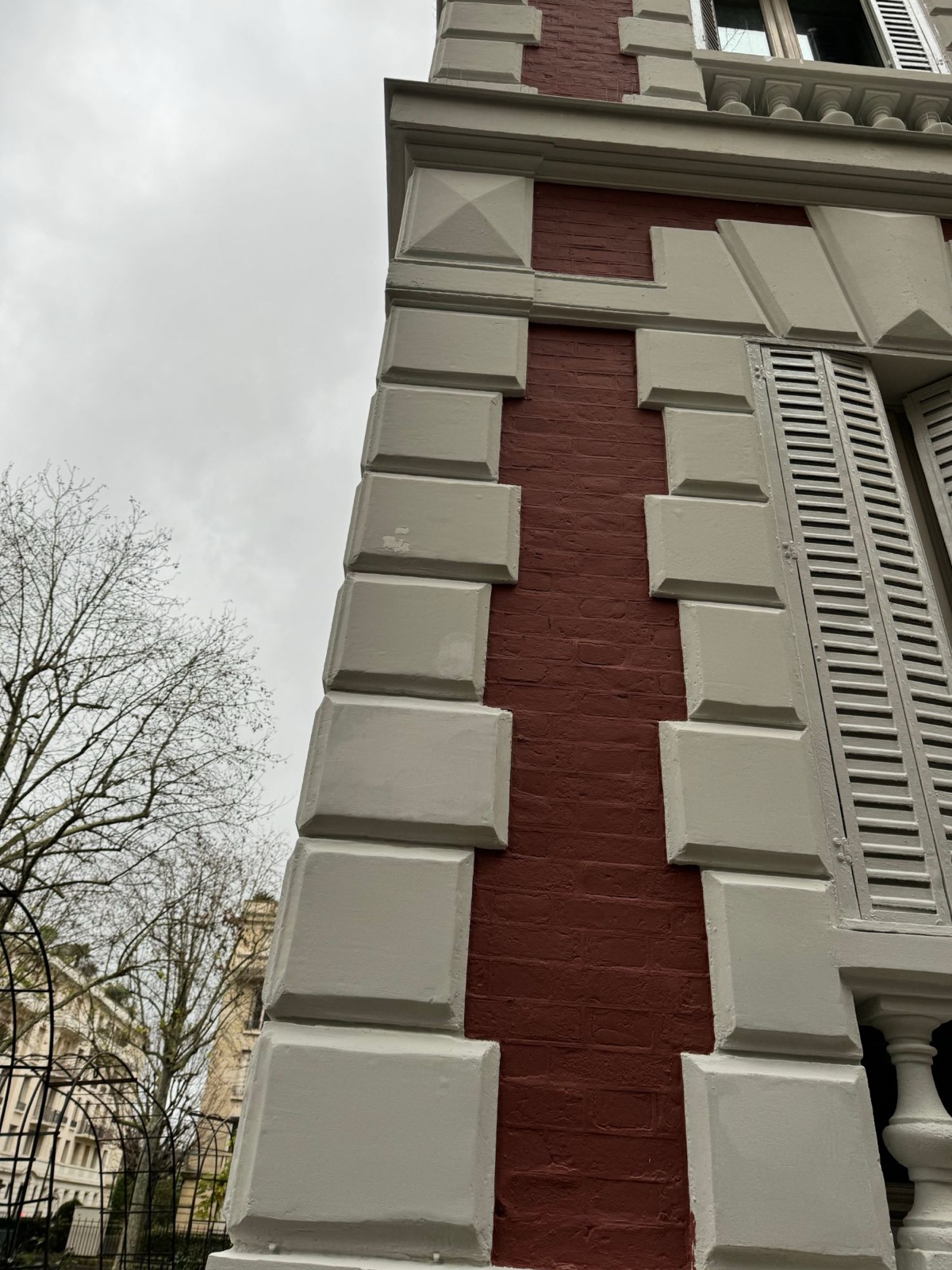 Terrasse terminée, allée en briques et béton
