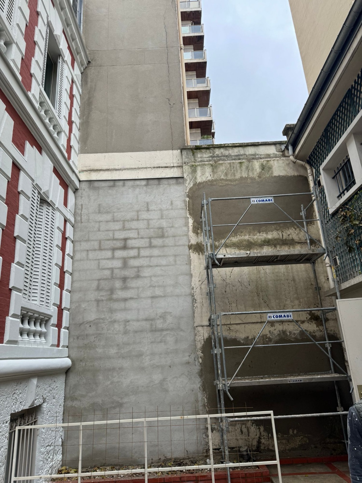 Portail et bordure de brique après travaux