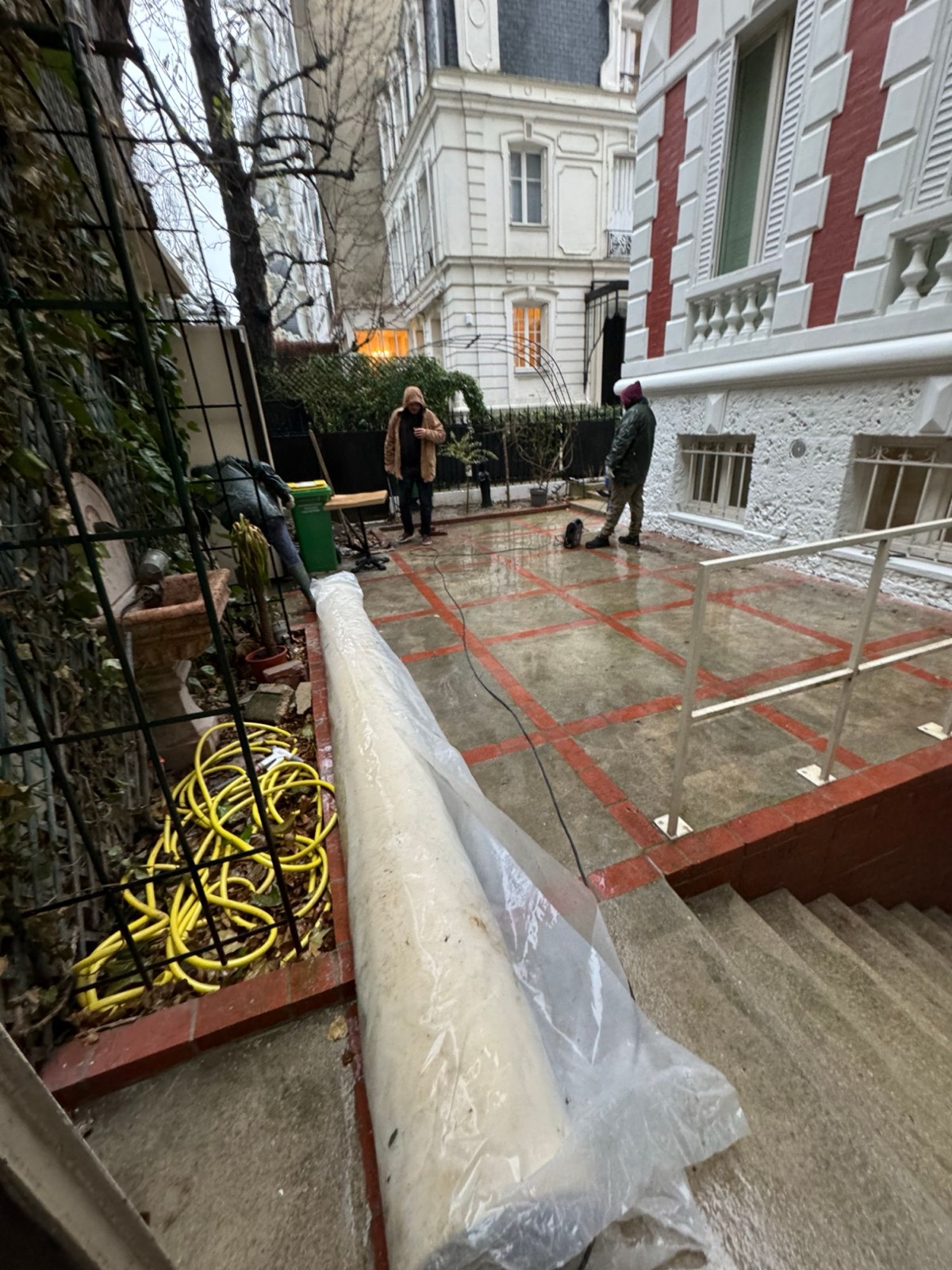 L’équipe au travail sur la terrasse en construction