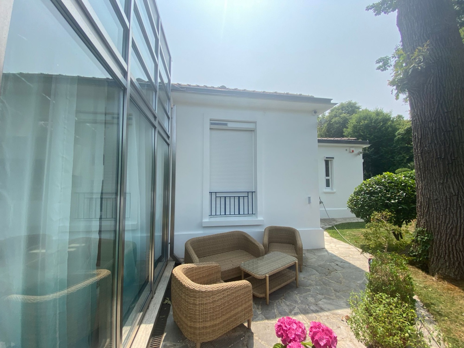 Façade côté jardin et terrasse