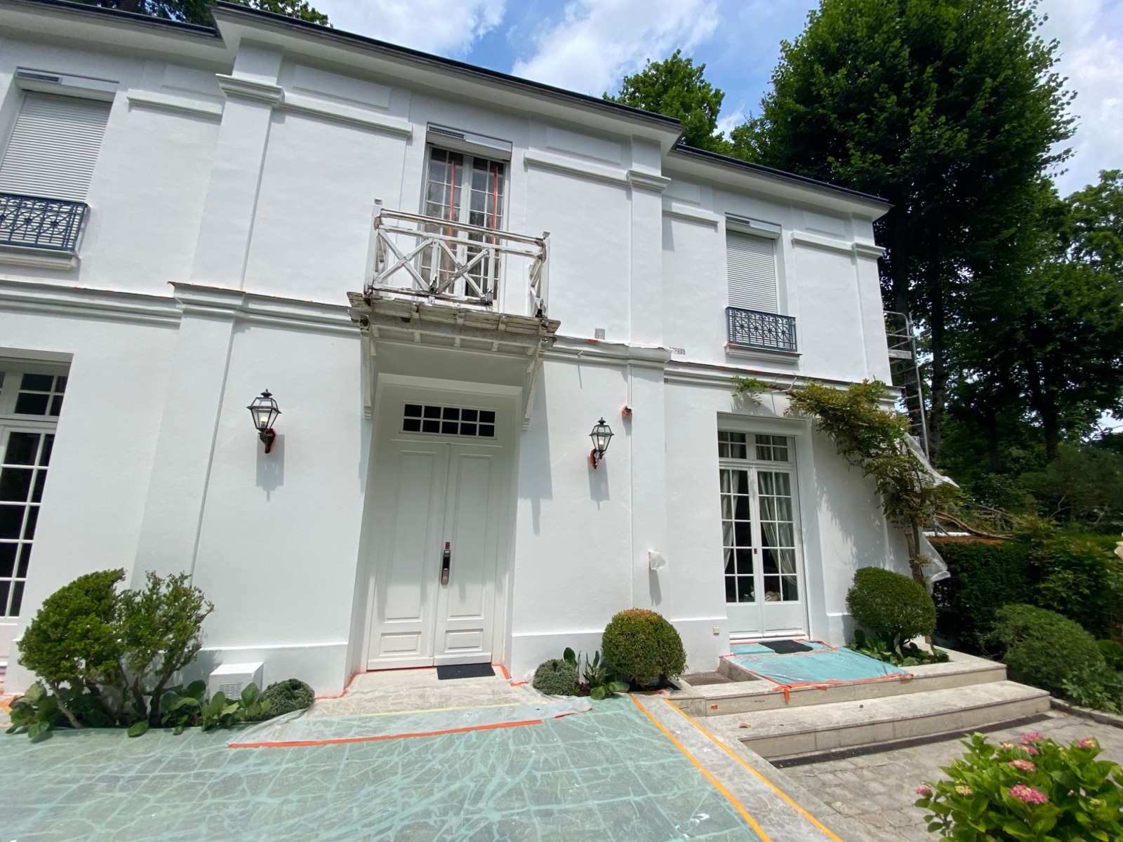 Façade principale et entrée après ravalement