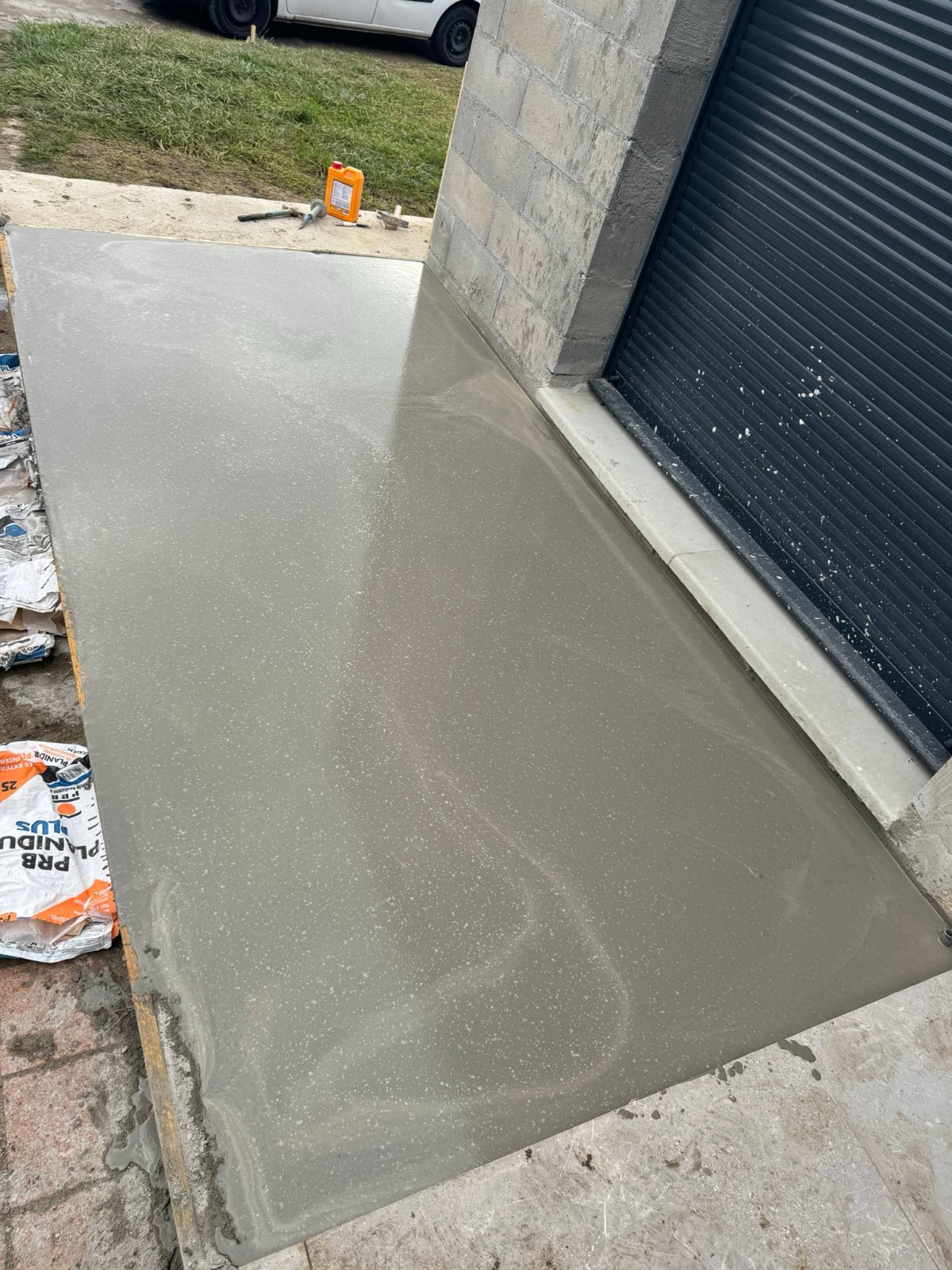 Dalle béton fraîche près du volet roulant