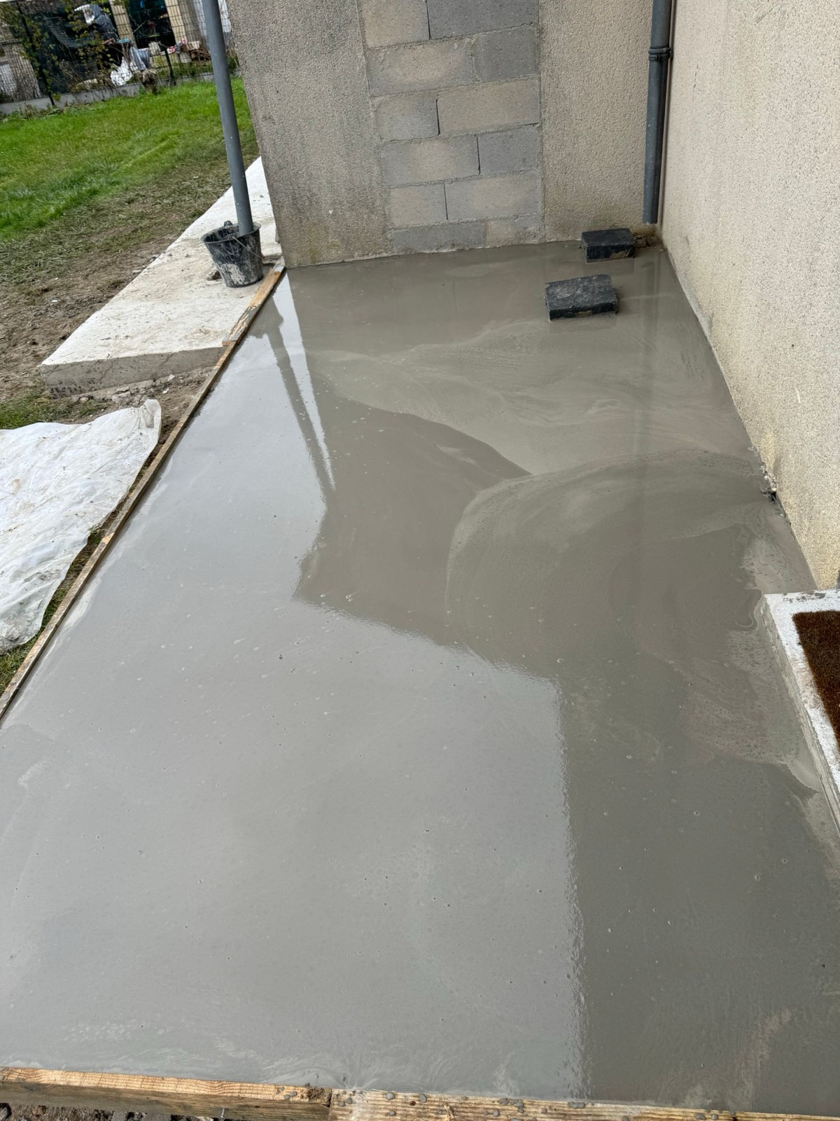 Dalle béton fraîchement coulée et lissée