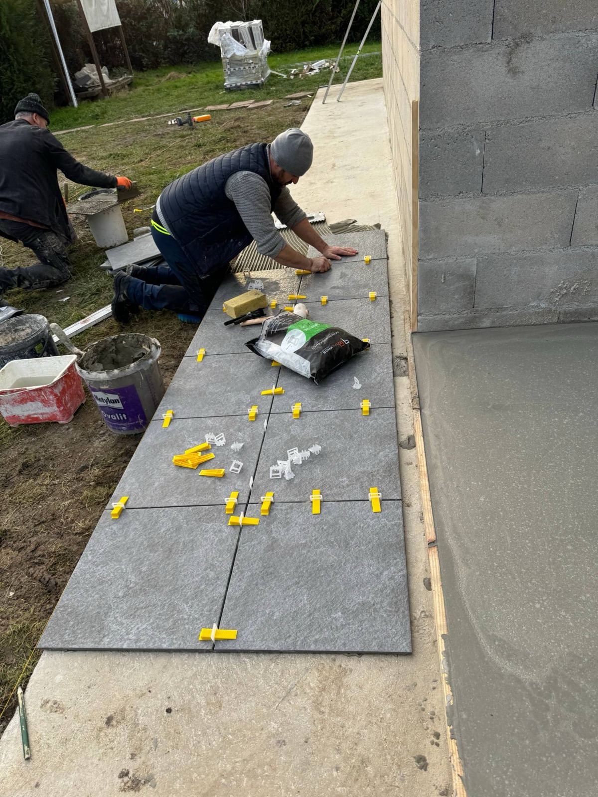 Pose du carrelage extérieur grand format avec cales de nivellement