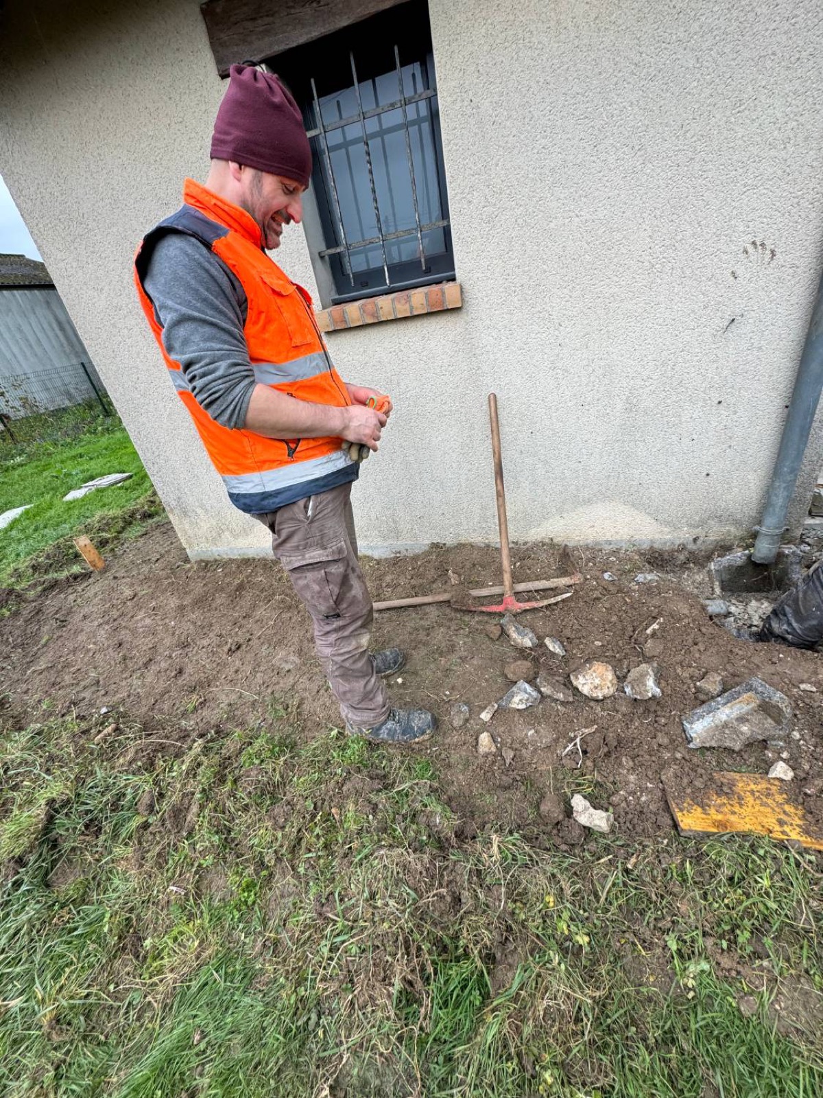 Préparation du chantier en pied de mur