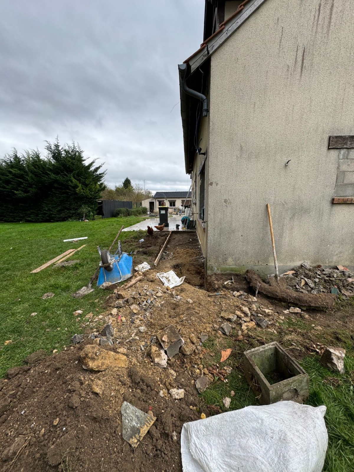 Tranchée ouverte tout autour de la maison