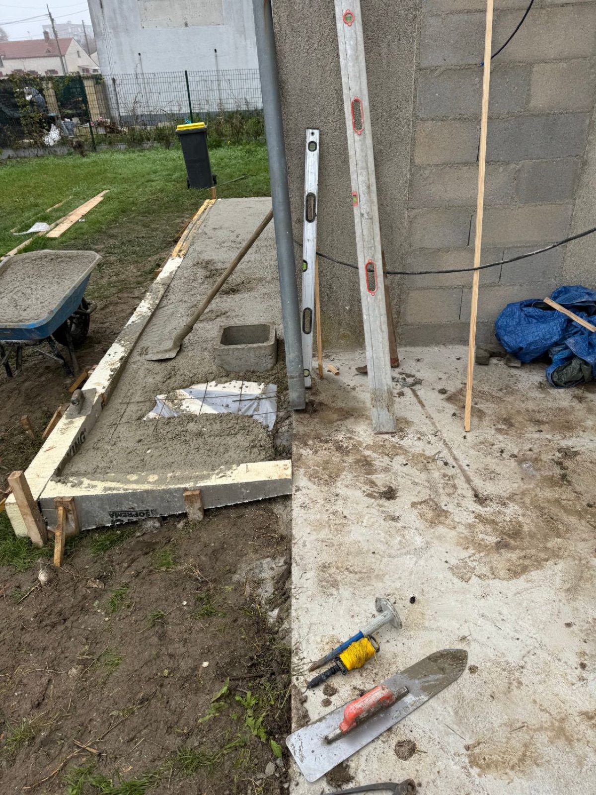 Premier coulage de la dalle béton en pied de mur