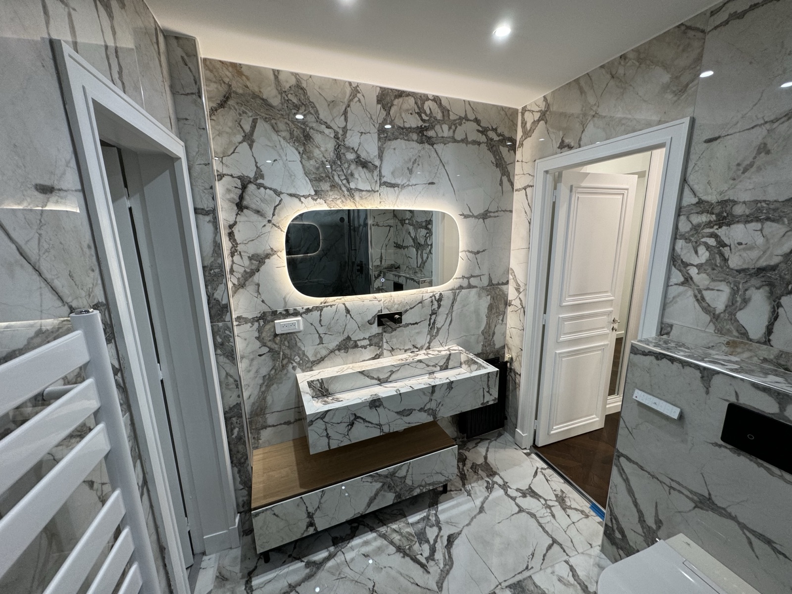 Salle de bain en marbre, double vasque et miroir rétroéclairé