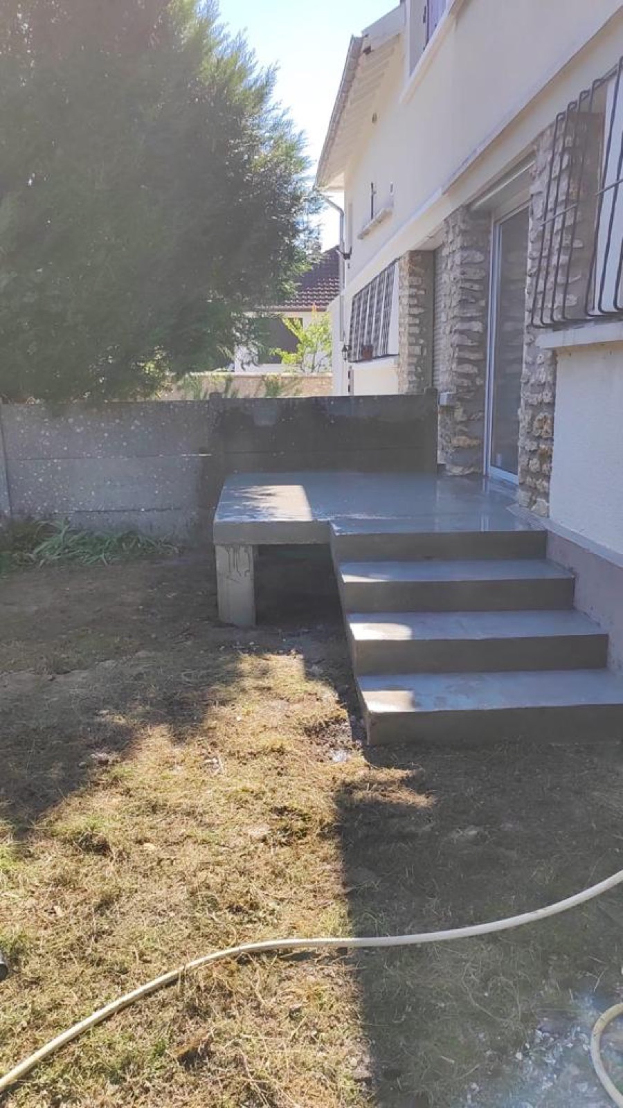 Escalier et terrasse en béton terminés