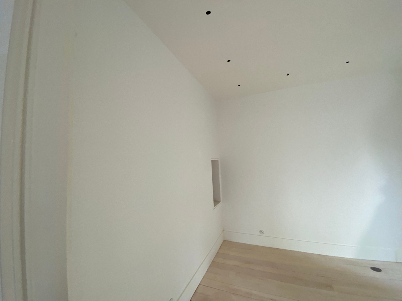 Fenêtre sur jardin et moulures de plafond