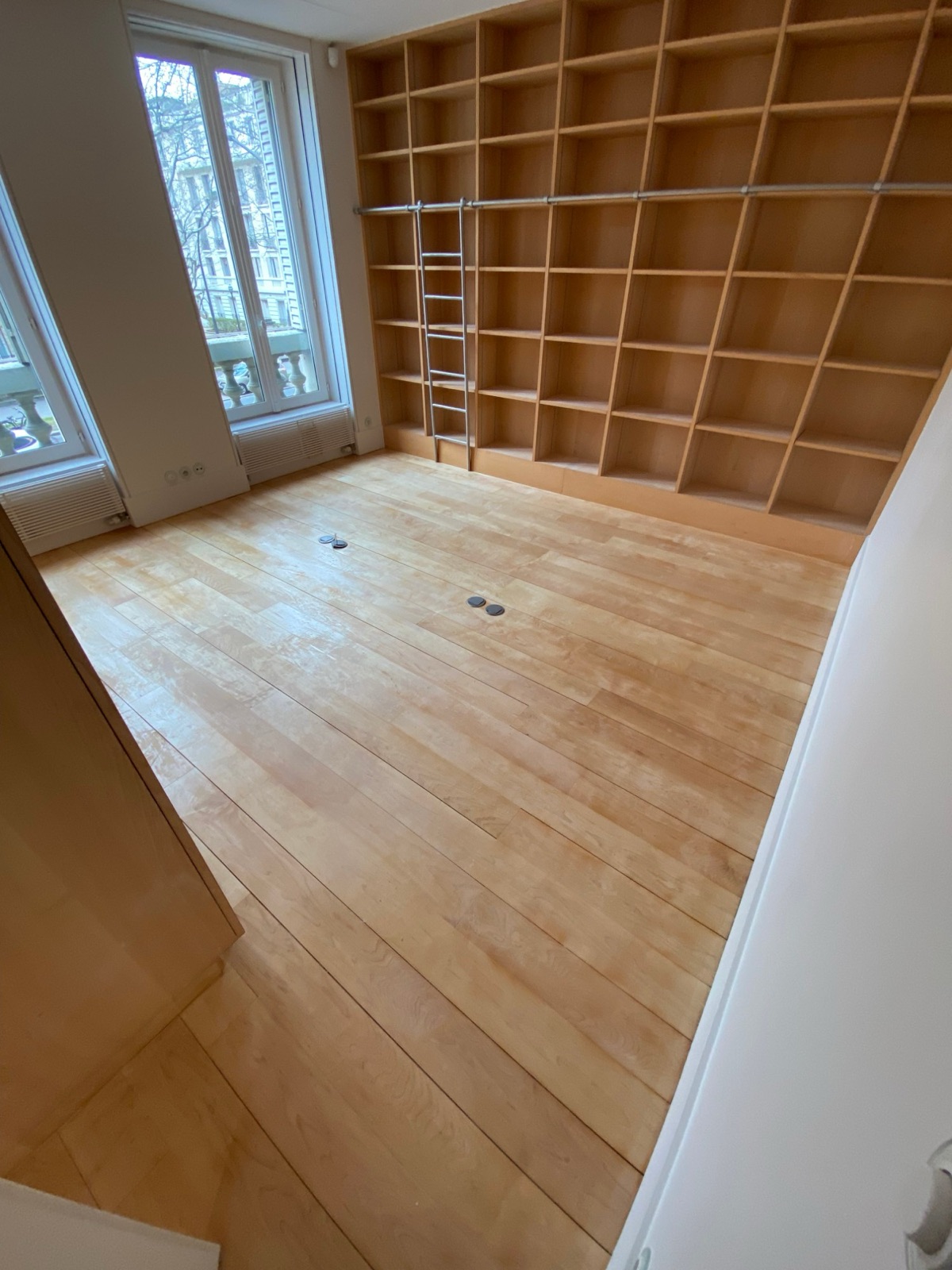 Bibliothèque en bois, vue d’ensemble