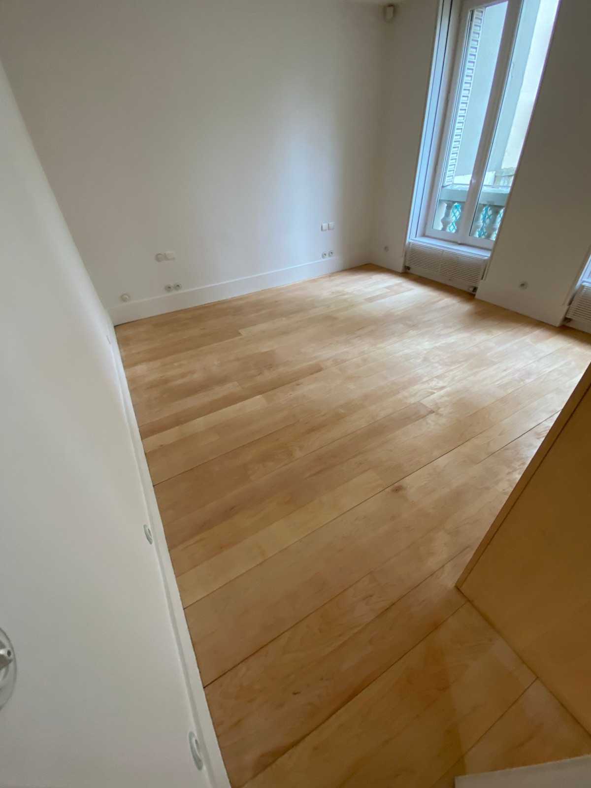 Parquet clair et bibliothèque en angle