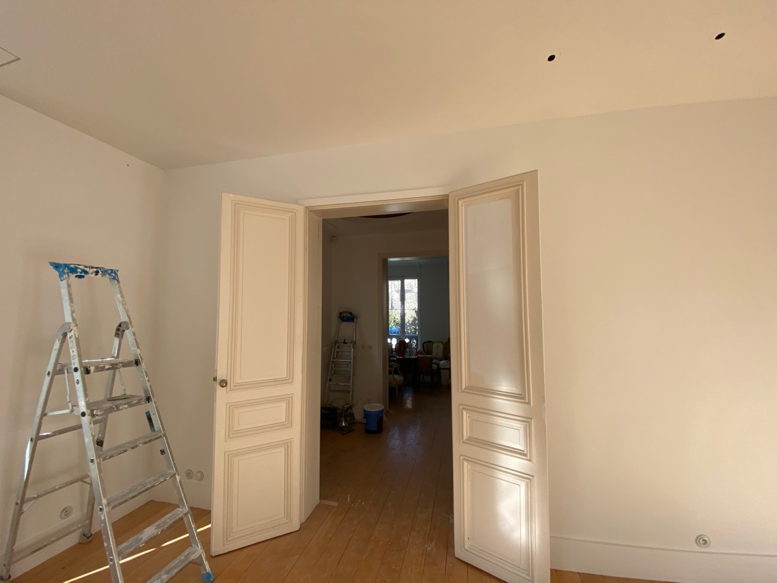 Portes à moulures repeintes en blanc