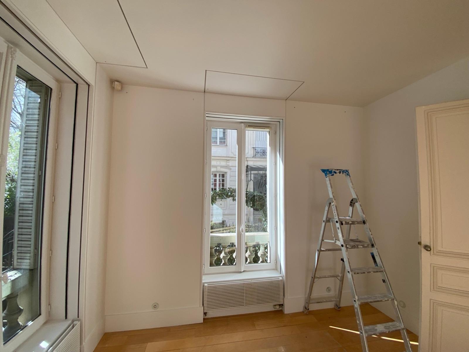 Fenêtre et radiateur repeints