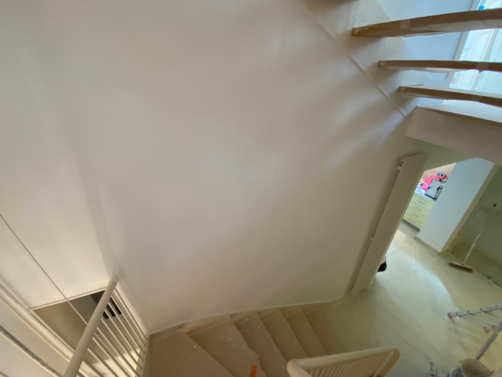 Plafond de la cage d’escalier avec spots encastrés
