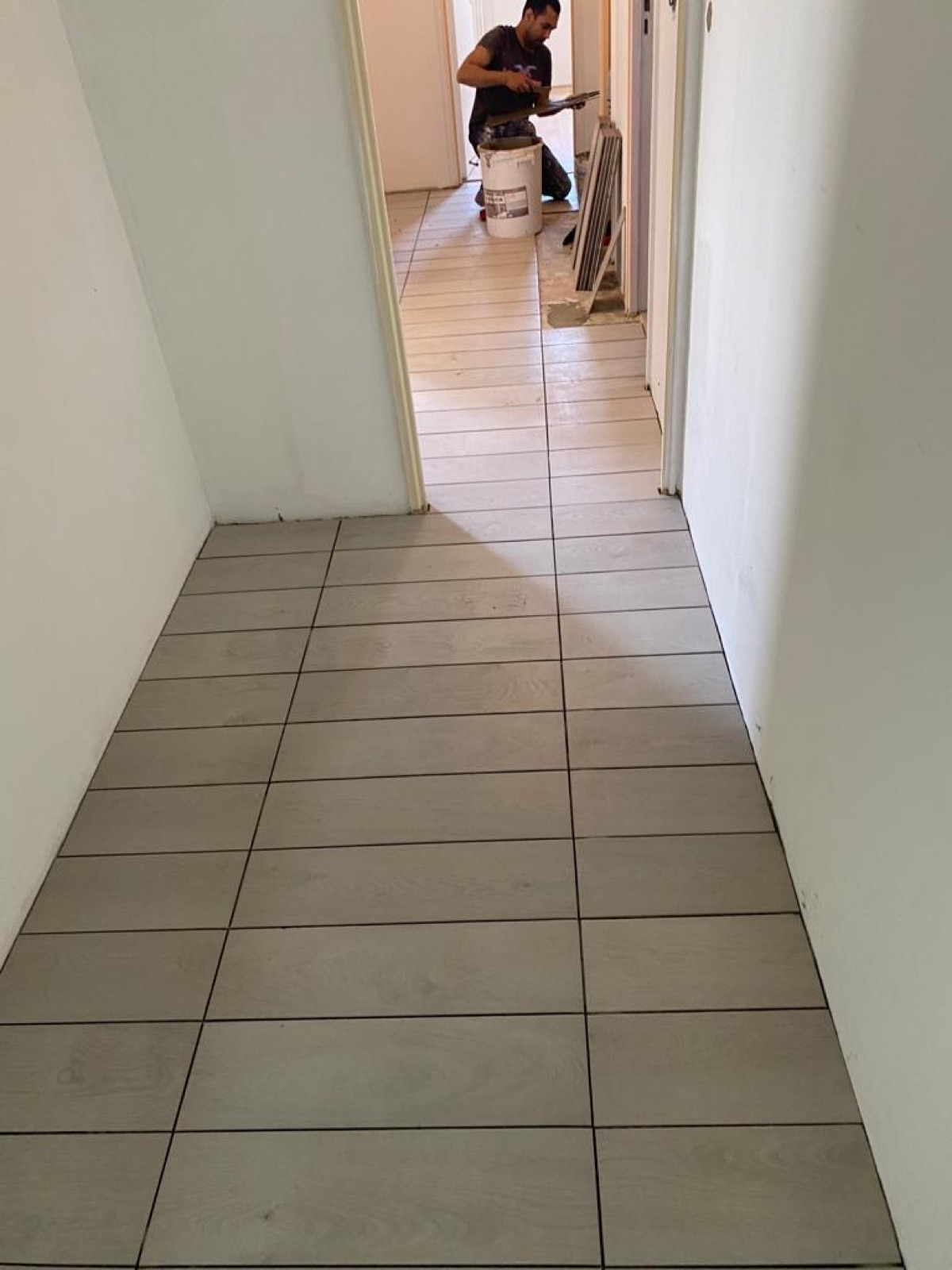 Carrelage effet bois posé dans un couloir