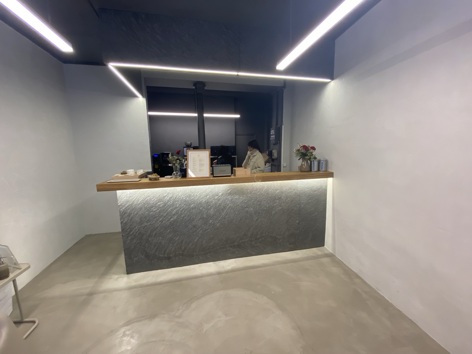 Comptoir en pierre et éclairage linéaire du bubble tea