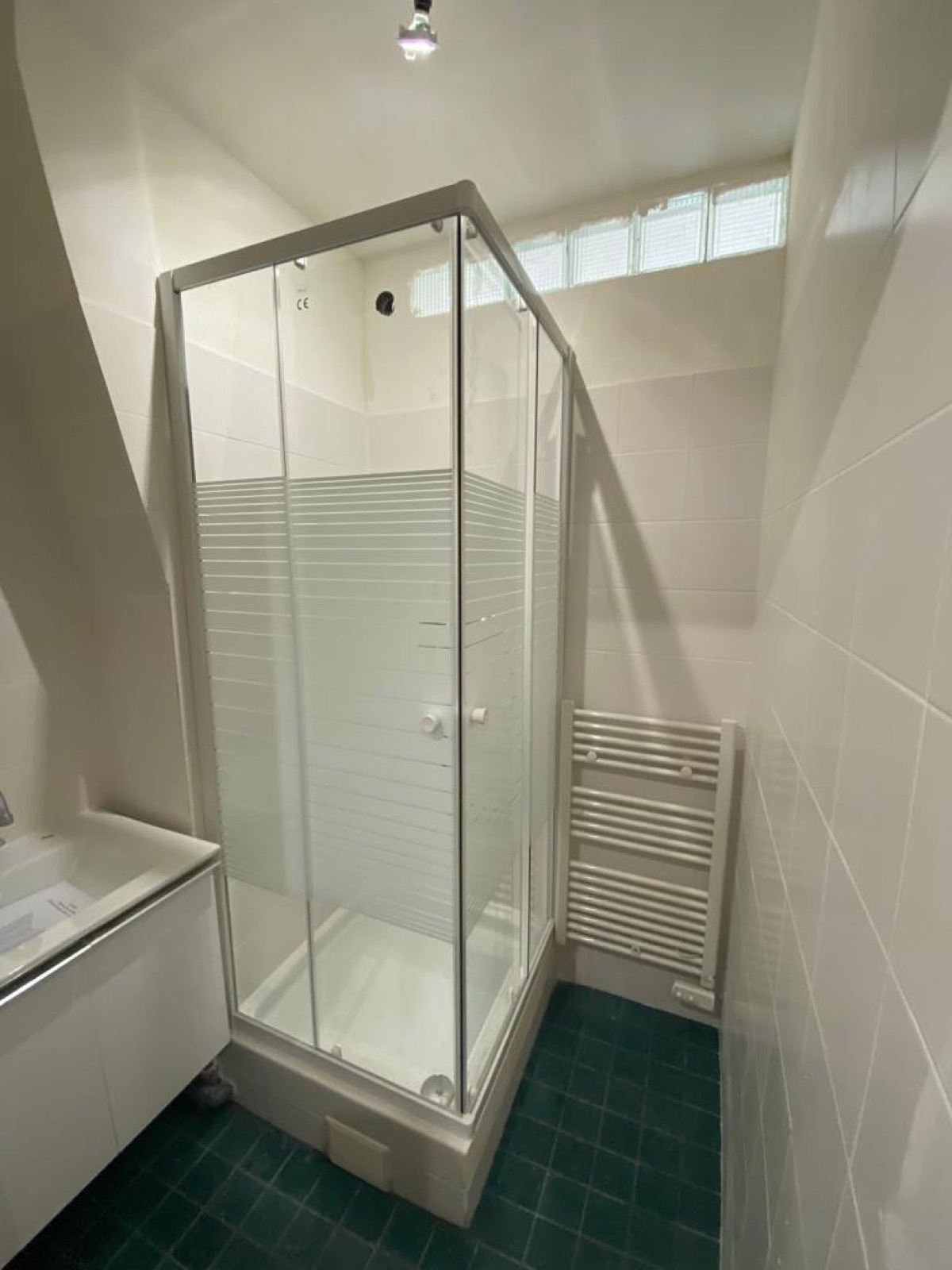 Salle de bain terminée avec cabine de douche