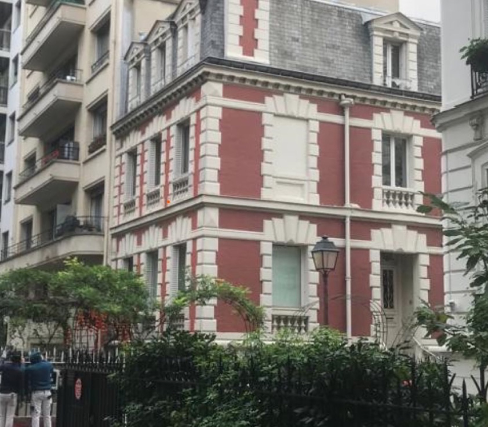 Façade rouge et blanc de l’hôtel particulier, vue d’angle