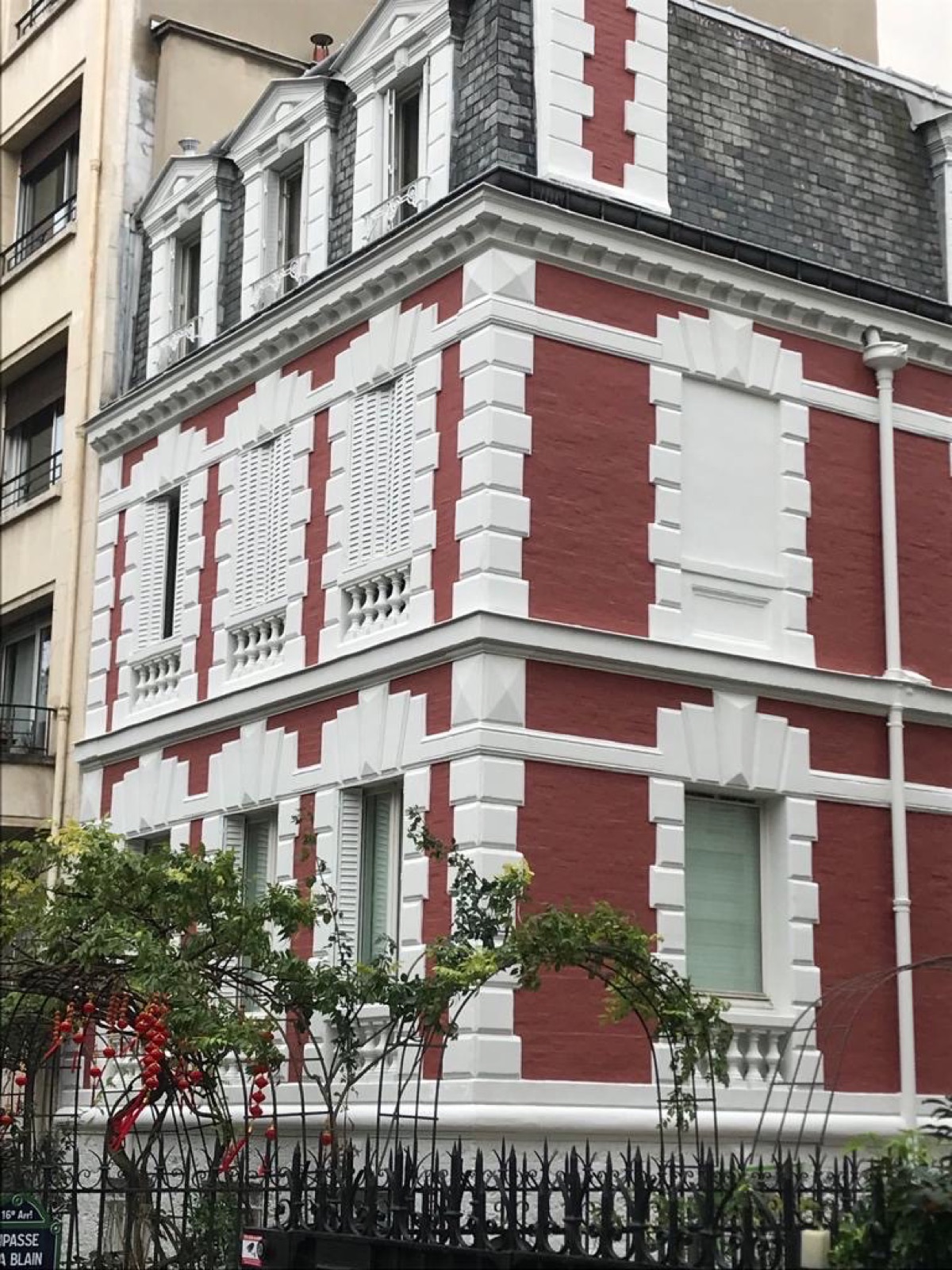 Détail des chaînages et corniches repeints en blanc