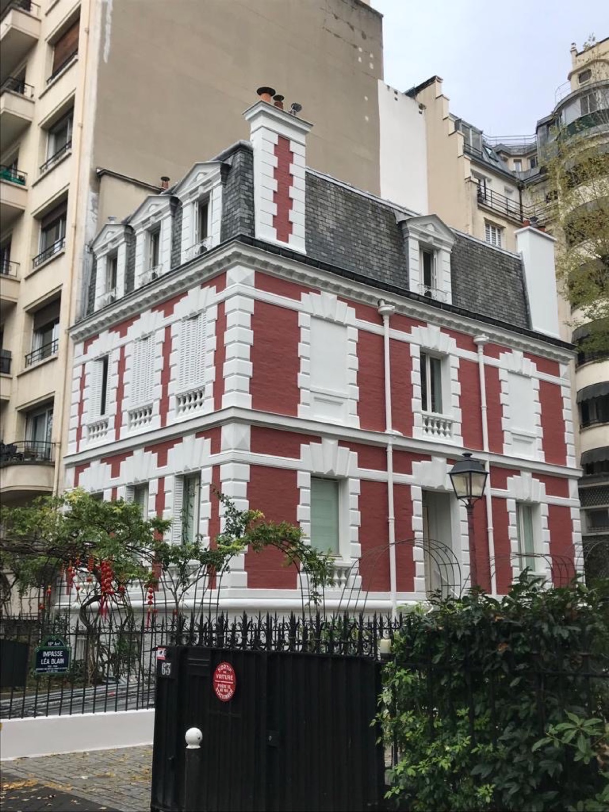 Façade principale sur rue avec lampadaire
