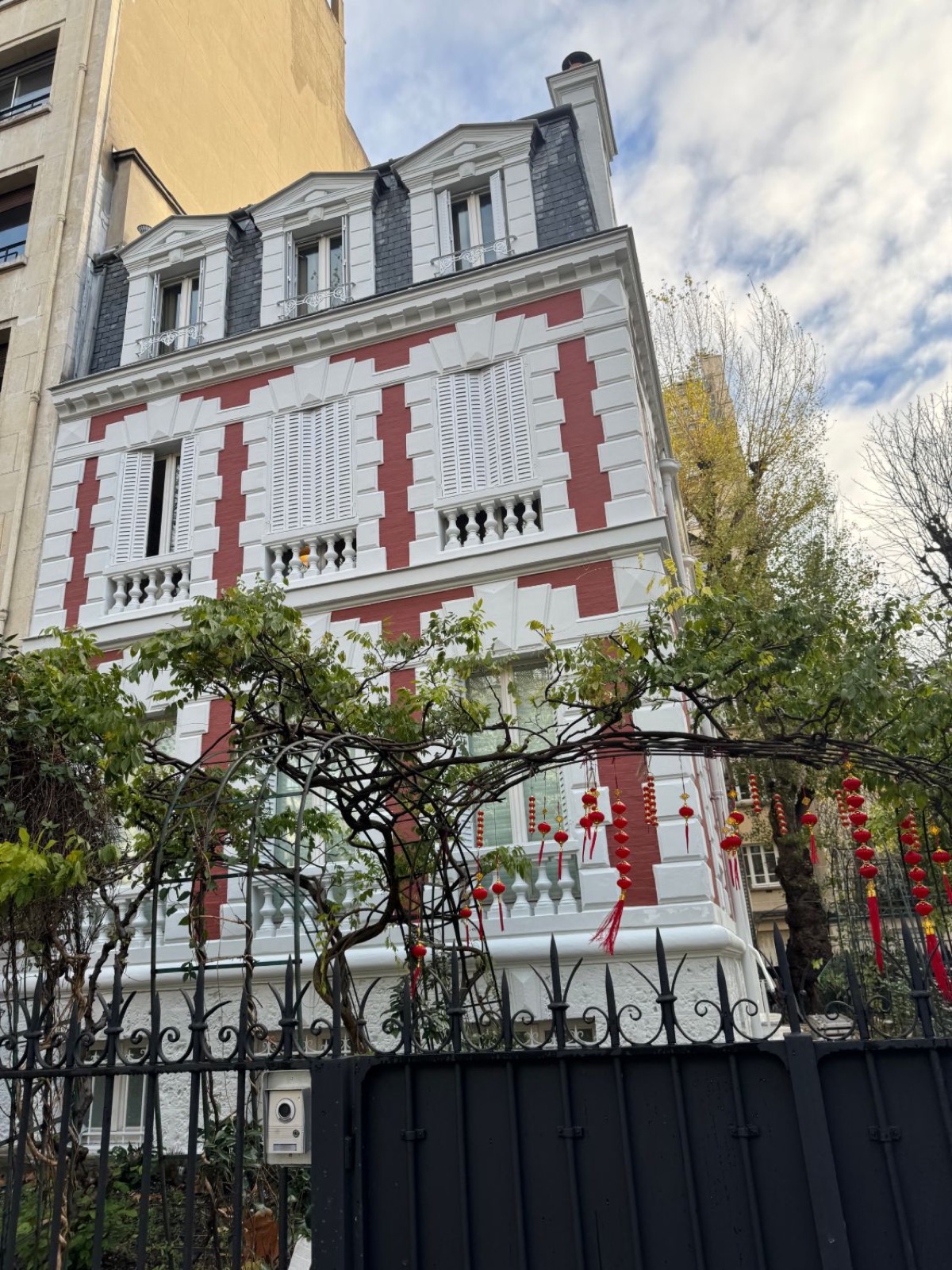 Lucarnes et toiture d’ardoise au-dessus de la façade repeinte