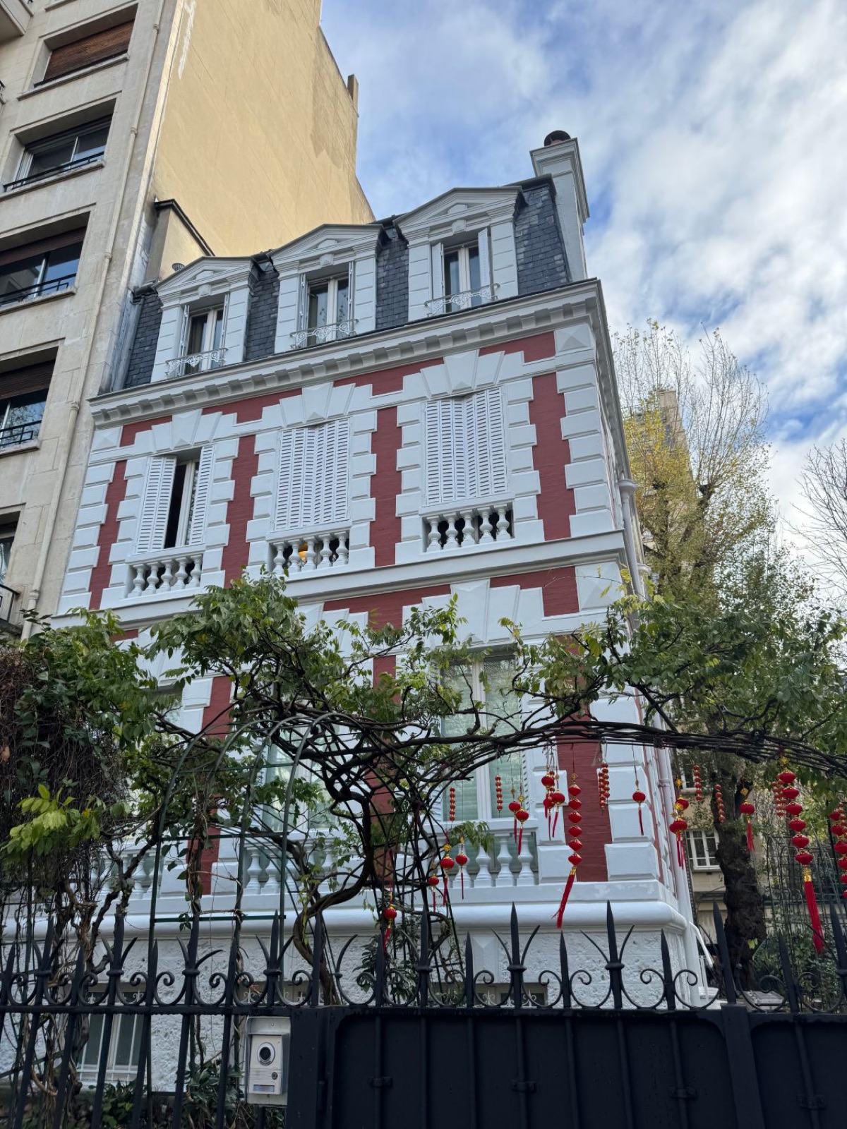 Façade vue depuis le jardin, décorations aux fenêtres