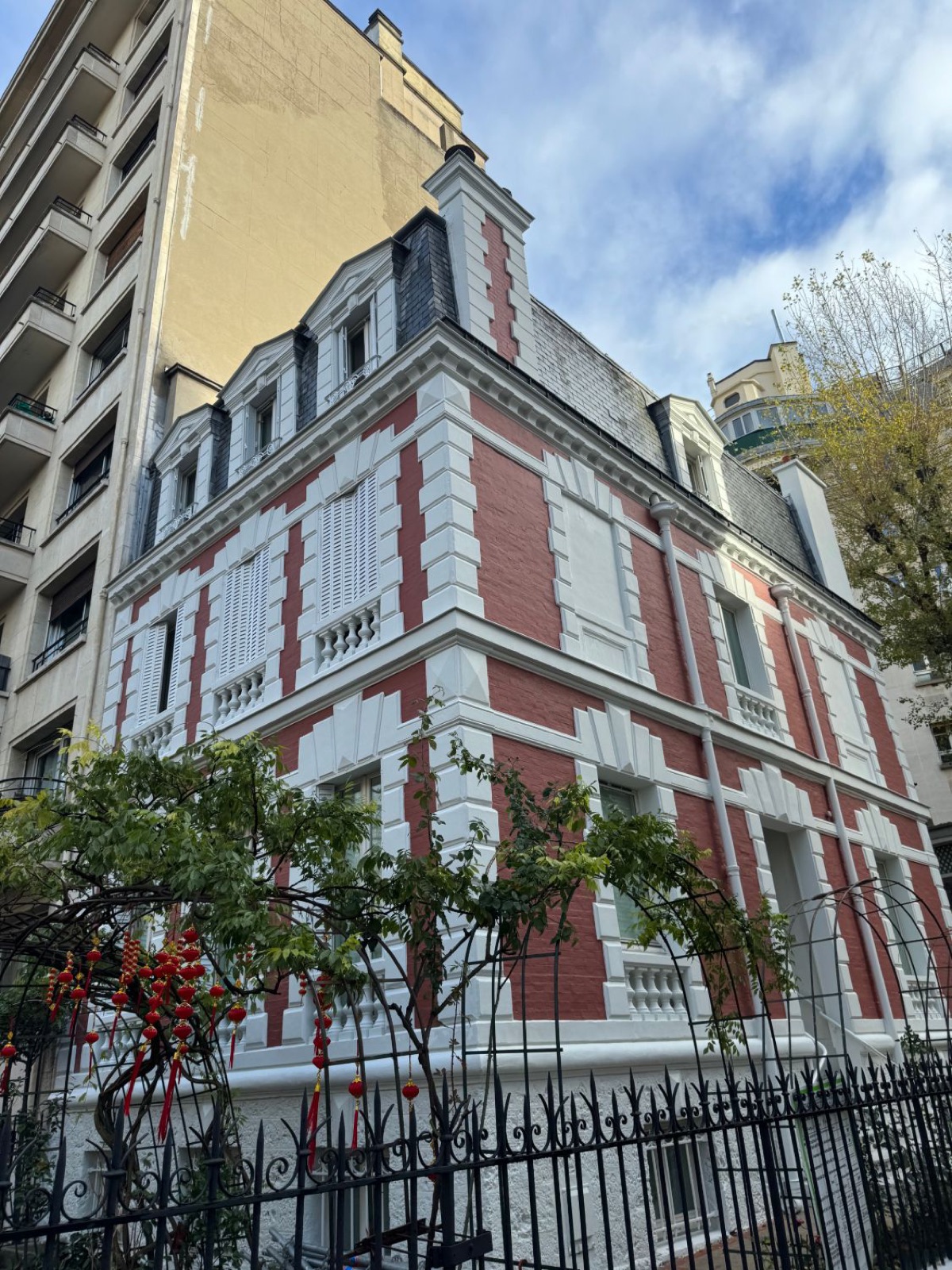 Angle de la façade, brique rouge et blanc