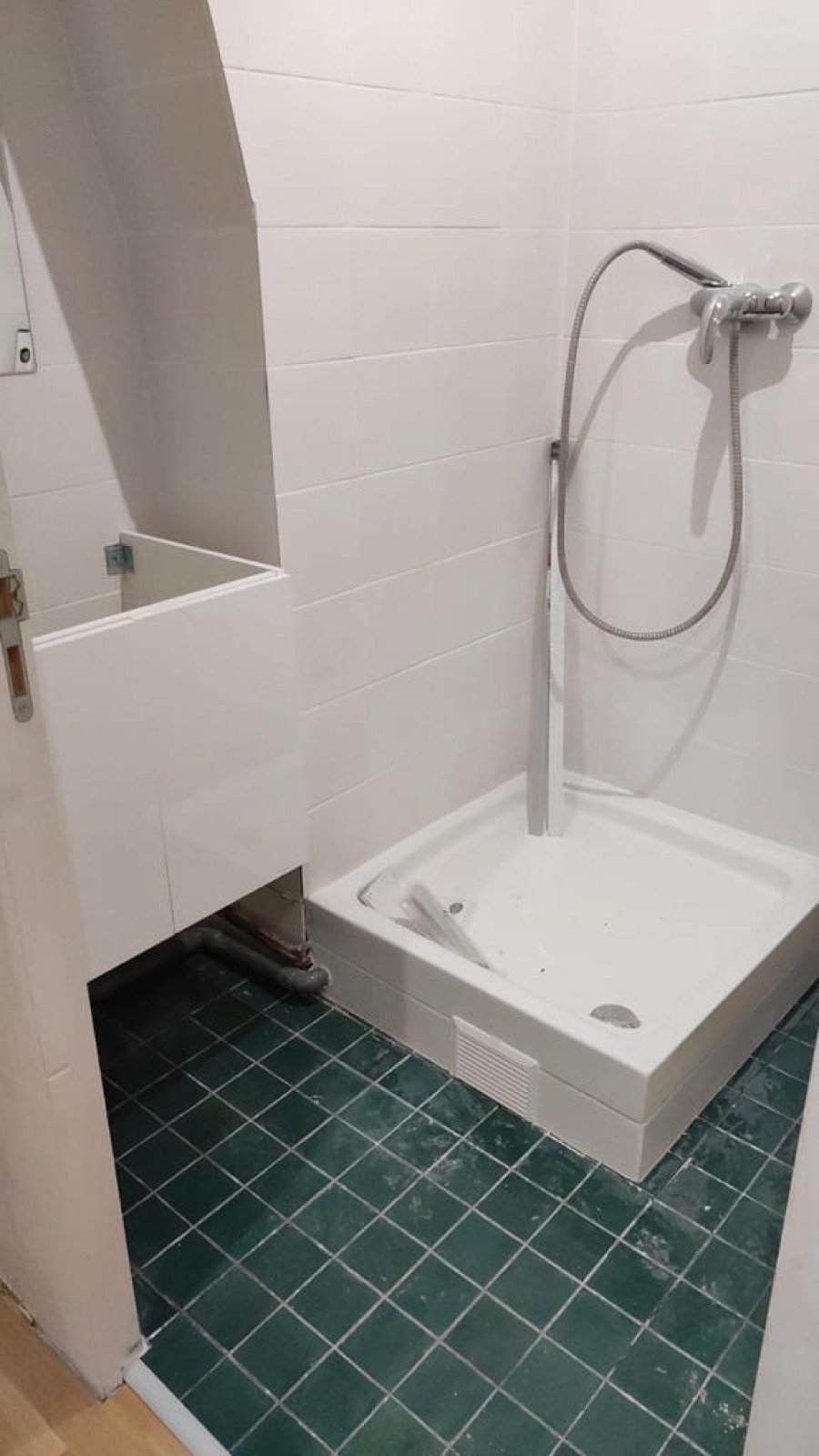 Douche et faïence blanche