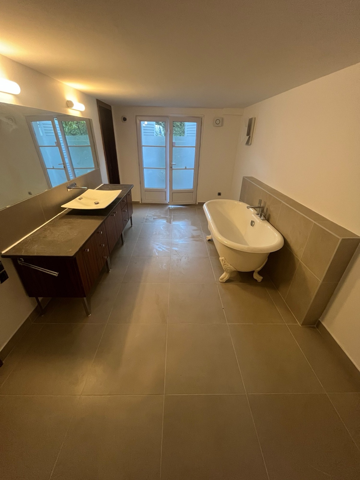 Espace baignoire îlot et double vasque