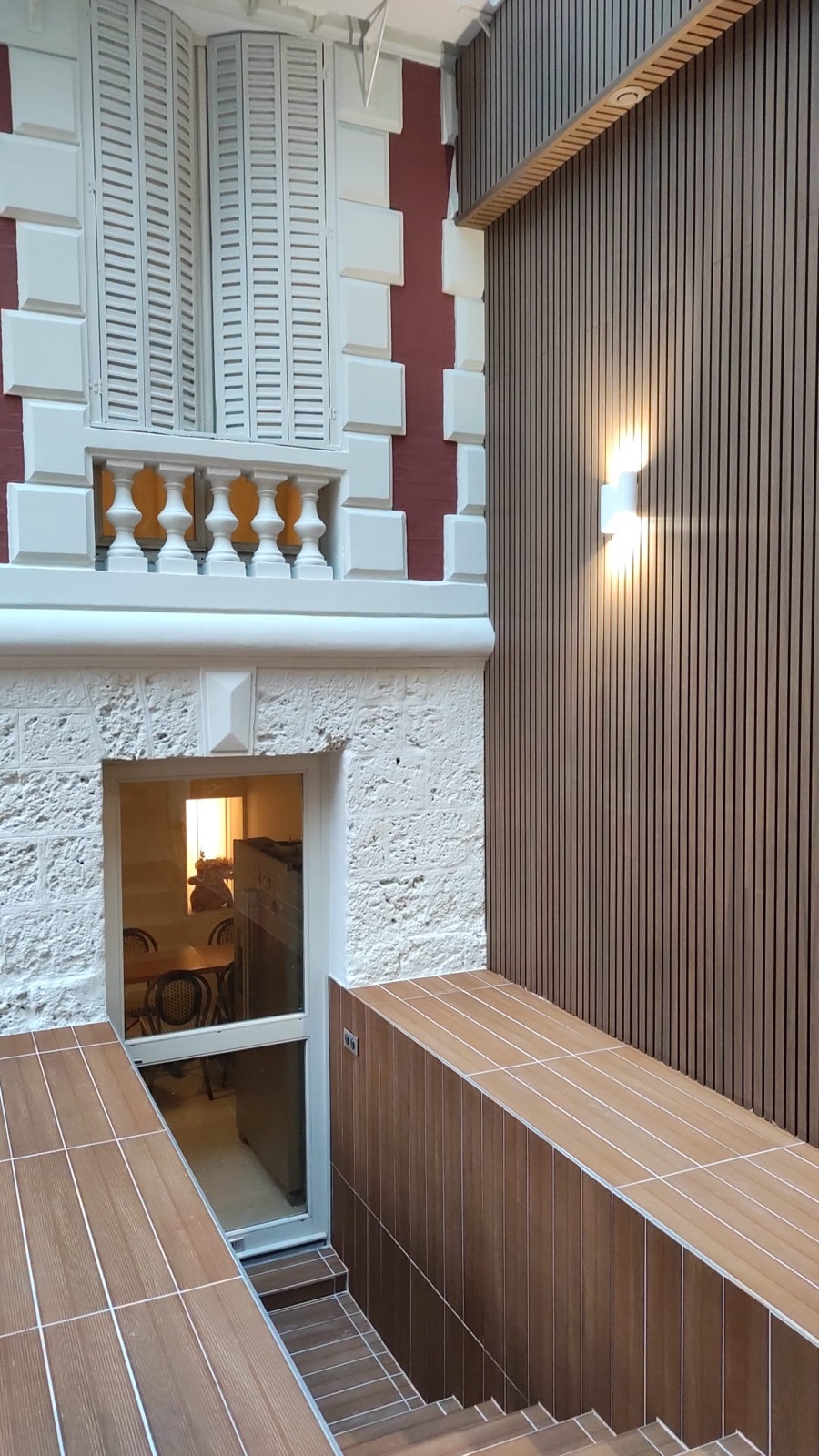 Habillage mural en lattes de bois
