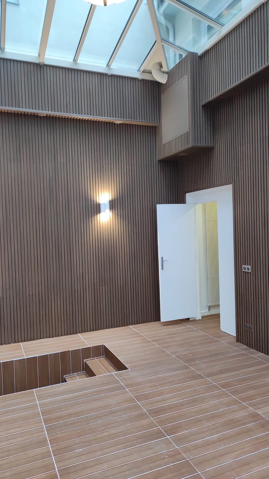 Mur en lattes de bois et accès intérieur